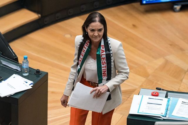 Reyes Maroto acude al pleno del Ayuntamiento de Madrid con una kafiya en apoyo a Palestina