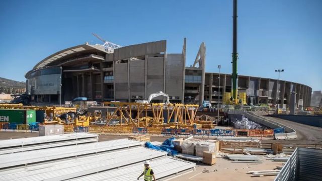 Batalla campal a palos entre obreros del Camp Nou