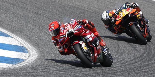 Acosta vince la prima sprint MotoGP dopo contatto controverso con Marquez