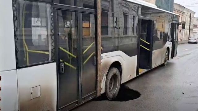 Un crater apărut, din senin, în asfalt surprinde un autobuz în Brăila
