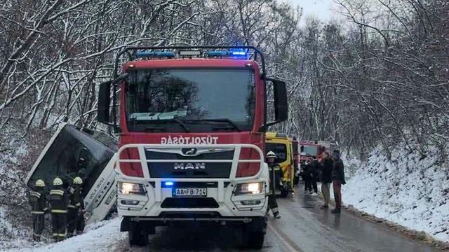 Árokba borult egy busz Vácdukán, többen megsérültek