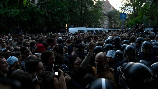 BRFK: Erőszakkal próbálták áttörni péntek este a rendőrsorfalat Budapesten agresszív tüntetők
