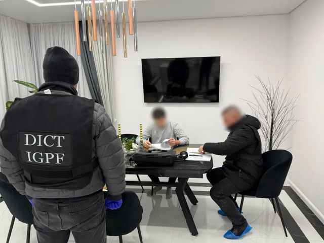 Trei bărbați sunt cercetați penal după ce au angajat șoferi pentru a transporta ilegal migranți din Asia și Africa în Uniunea Europeană