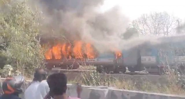 Fire Breaks Out In 4 Coaches Of Taj Express In Delhi