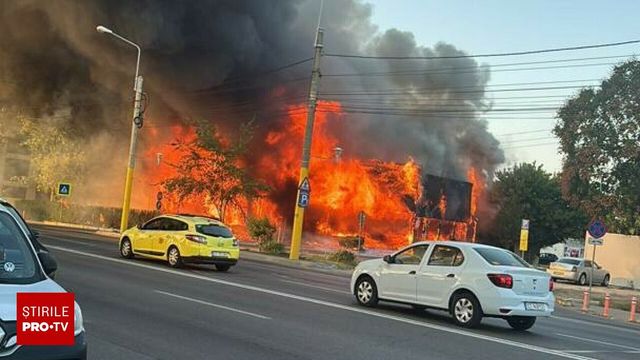 Incendiu puternic în stațiunea Mamaia. Flăcările au cuprins un fost club