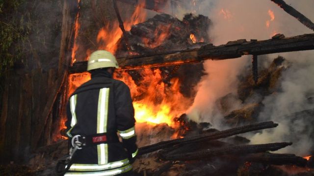 Incendiu devastator la Rîșcani. Două persoane intoxicate cu monoxid de carbon