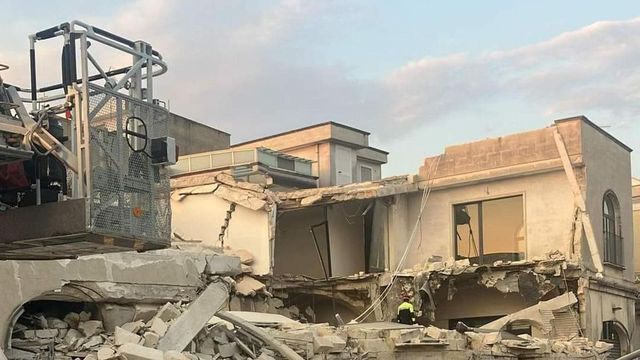 Crolla un edificio nella notte a Latiano, si scava tra le macerie per escludere la presenza di persone