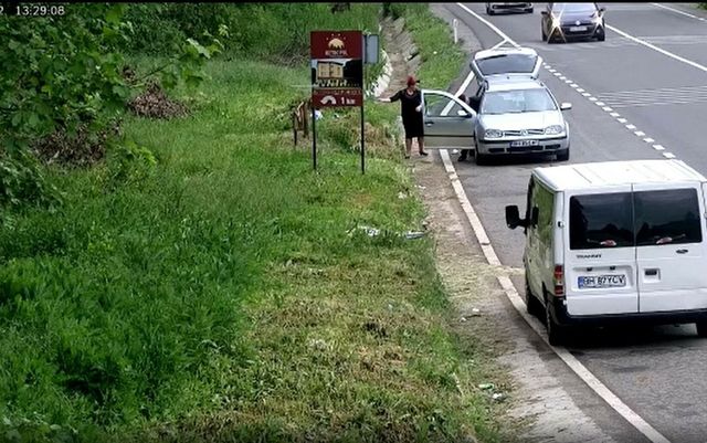 Mașină confiscată după ce șoferul a aruncat gunoi pe un drum județean din Bihor