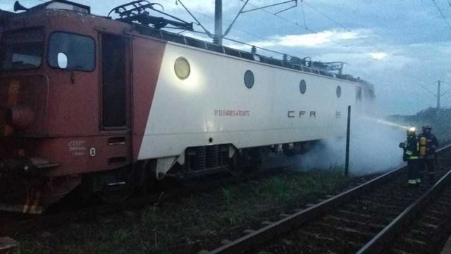 Locomotiva unui tren de călători s-a aprins din senin într-o gară din județul Cluj