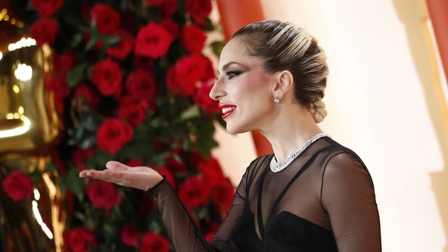 Лейди Гага провокира слухове за годеж