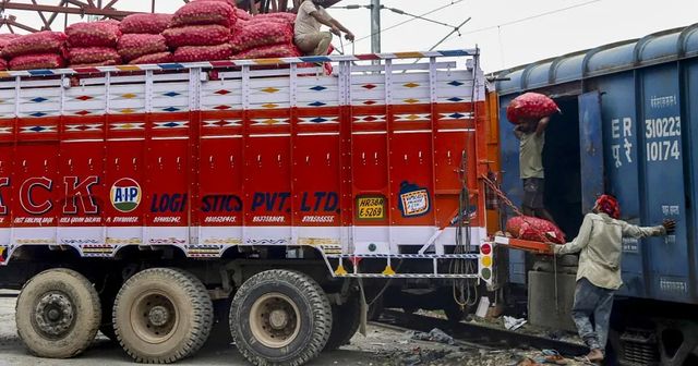 First Kanda Express reaches Delhi with 453 tonnes of onions to ease prices