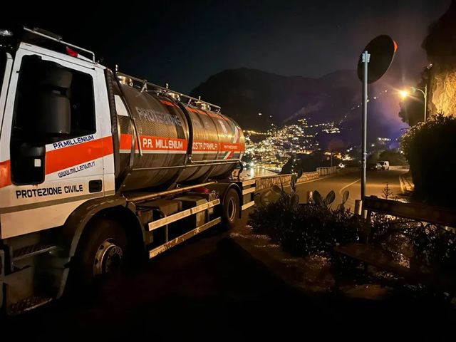 Vasto incendio a Positano, frana sulla statale Amalfitana