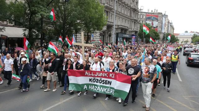 Ezt skandálták a migrációs paktum ellen tüntetők – érdemes meghallgatni