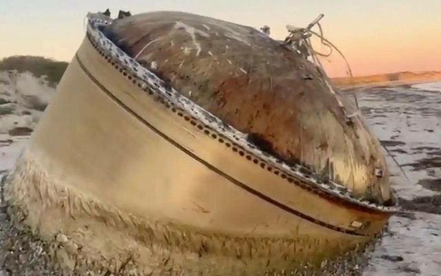 Un obiect misterios, de mari dimensiuni, a fost descoperit pe o plajă din Australia