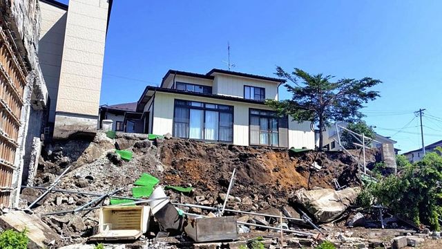 Erős földrengés rázta meg Japánt, további utórengések várhatóak