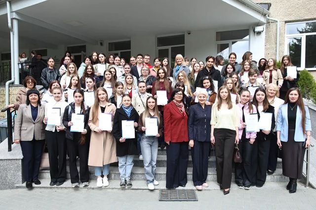 40 de elevi din toată țara, premiați la Olimpiada Republicană de Limba și literatura română