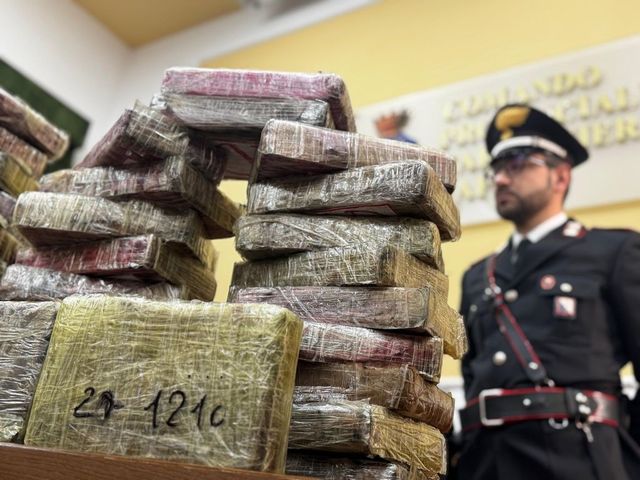 Napoli, maxi sequestro di droga: oltre 80 chili di cocaina