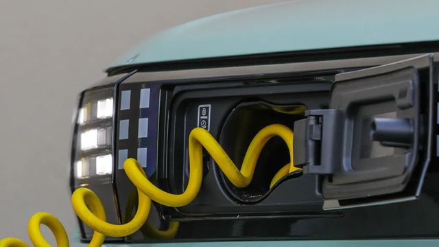 Italia califica de «absurda» la política climática de la UE por la prohibición de vender coches de gasolina