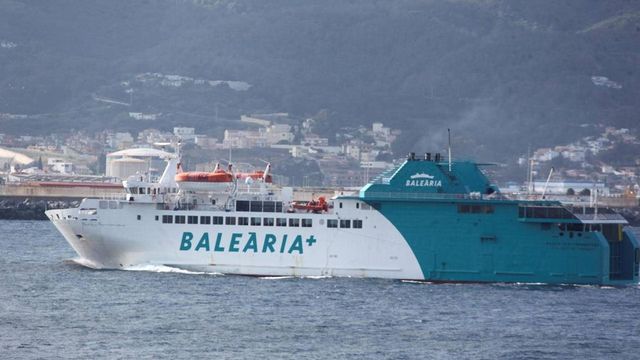 El buque de pasajeros 'Tenacia' será remolcado hasta el puerto de Valencia