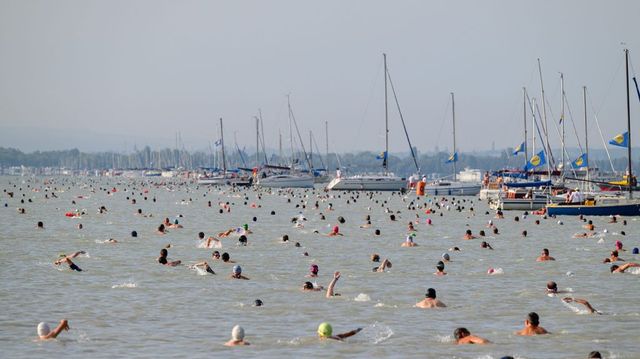 Több okból is emlékezetes marad az idei Balaton-átúszás, amelyen legalább 11 ezren vettek részt