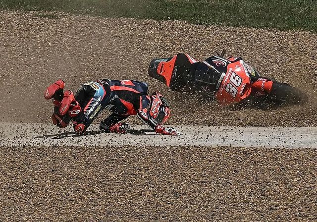 Manu González triunfa en un accidentado arranque de Moto2