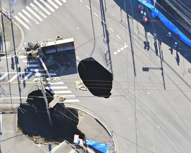 Un șofer de camion este blocat de peste 24 de ore într-o groapă uriașă apărută într-o intersecție, la periferia Tokyo