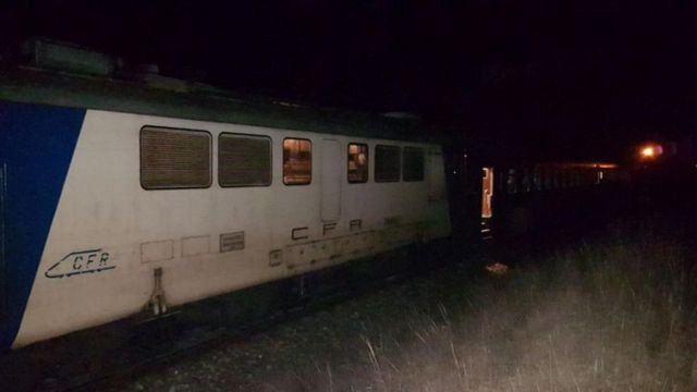 Un tren a spulberat două persoane în Azuga. Una dintre victime e o fetiță de 7 ani, mecanicul de locomotivă a suferit un atac de panică