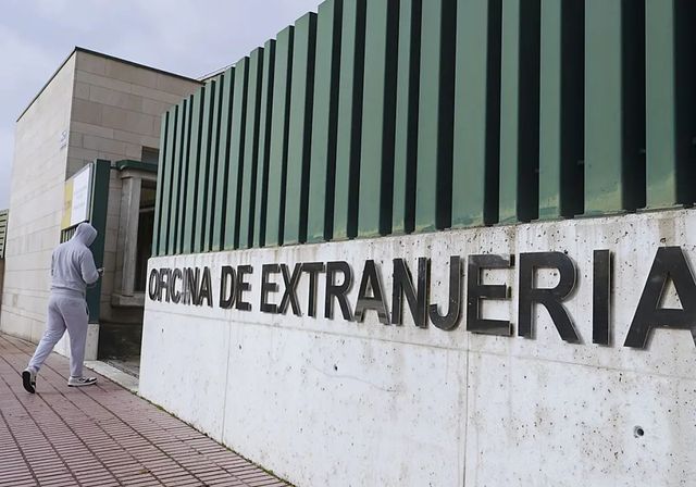 Las solicitudes para residir y trabajar en España se disparan un 32% al margen de la regularización de inmigrantes