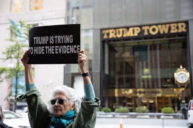 Trump se sucește și îndeamnă republicanii să voteze pentru publicarea dosarelor Epstein