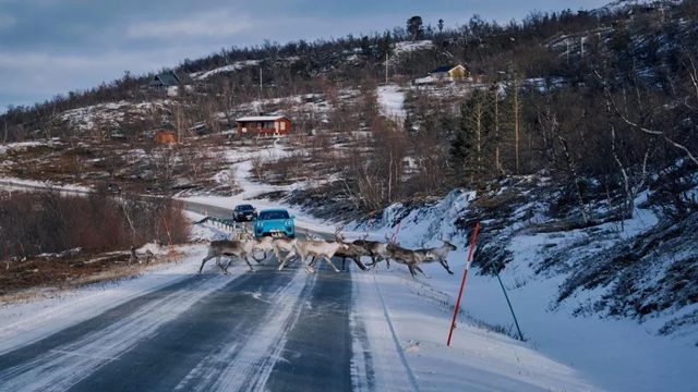 Viaje en coche eléctrico a la estación de carga rápida más cercana al Círculo Polar Ártico