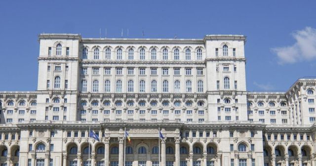 Angajații Senatului cer demontarea antenelor și a echipamentelor care generează radiații de pe Parlament
