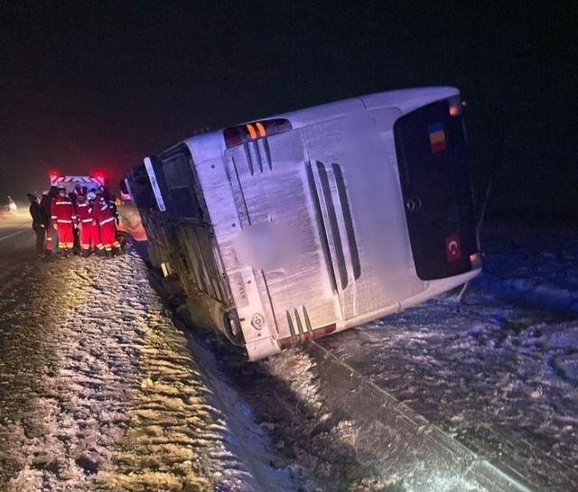Autocar cu pasageri răsturnat în șanț în apropiere de Suceava