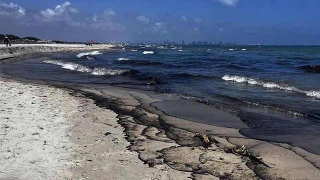 Un vertido de fuel contamina dos kilómetros de playas de Valencia y obliga a cerrar tres