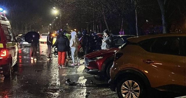 Un tânăr a intrat cu mașina în 8 vehicule parcate, în București