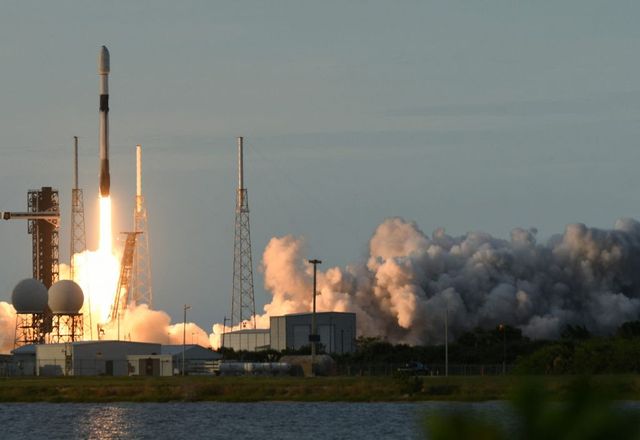 Racheta Falcon 9 a SpaceX, reținută la sol de autoritățile americane din cauza unei defecțiuni