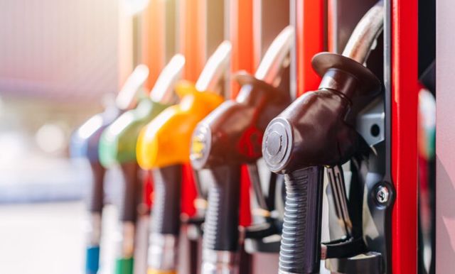 Carburanții se ieftinesc! Litrul de motorină ajunge sub 26 de lei