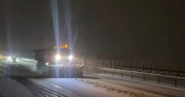 Se circulă în condiții de iarnă pe mai multe autostrăzi și drumuri naționale