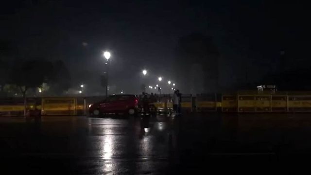 Delhi witnesses early morning rain and fog, air quality remains 'very poor'