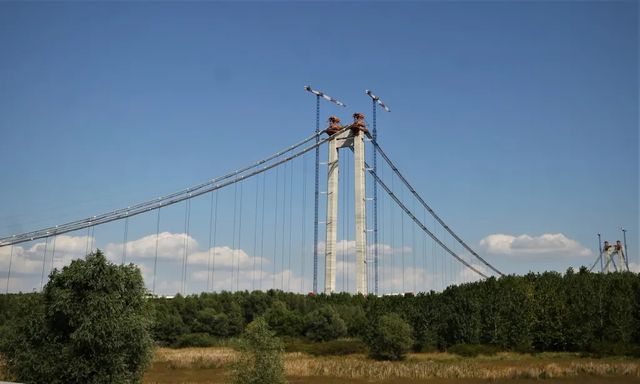 Podul suspendat peste Dunăre a crăpat înainte de a fi inaugurat
