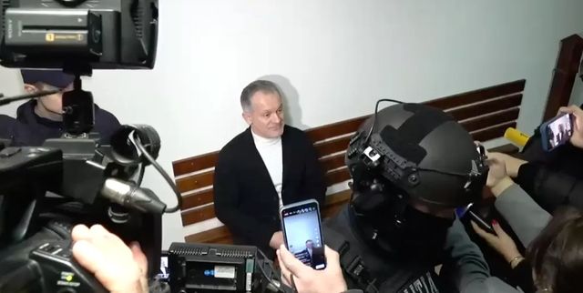 Deține materiale compromițătoare la adresa mai multor oficiali…