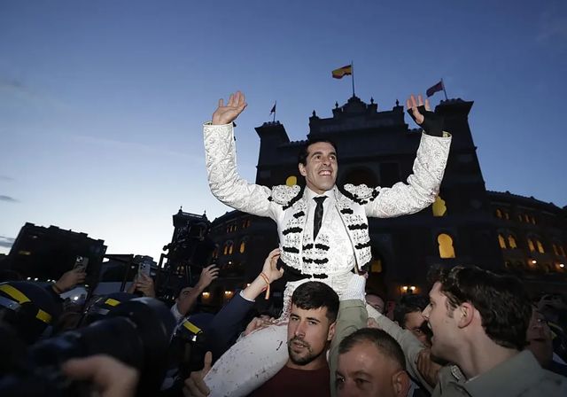 Talavante sale a hombros por la puerta grande de Las Ventas en el inicio de San Isidro