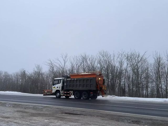 Ninsori slabe și ghețuș pe drumurile din țară. Șoferii, îndemnați să circule cu prudență