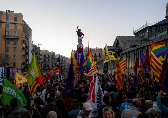 Los catalanes priorizan ligeramente el nivel de vida a la democracia