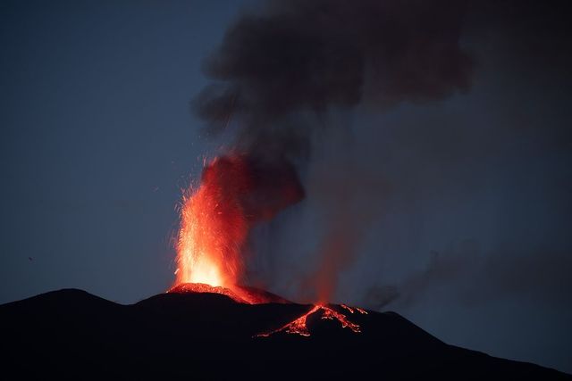 Un important aeroport din Sicilia a suspendat zborurile din cauza vulcanului Etna