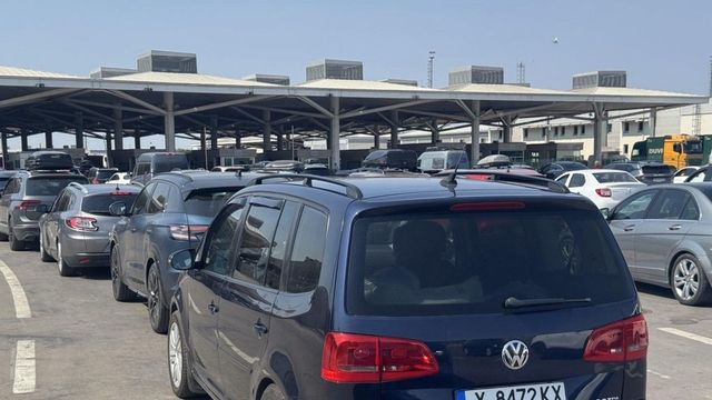 Натоварен трафик на три гранични пункта