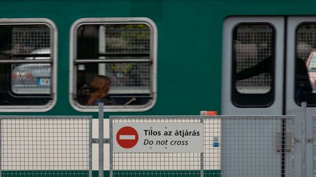 Ököllel ütötte és a sínek közé lökte a jegyellenőrt az egyik utas a szentendrei HÉV állomásán