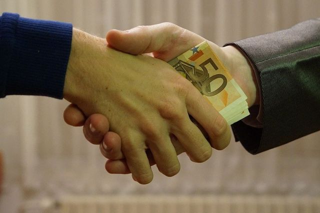 Cinci persoane, trimise în judecată pentru coruperea alegător