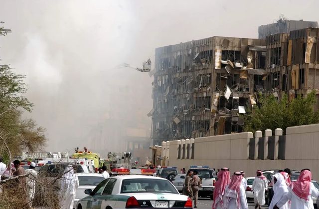 Peste 70 de oameni răniți și întreruperi la instalațiile energetice din Arabia Saudită în urma unor atacuri ale grupării yemenite Houthi