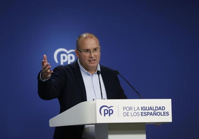 El PP se crece tras el éxito de la calle y dice que Sánchez debería irse del país en un maletero