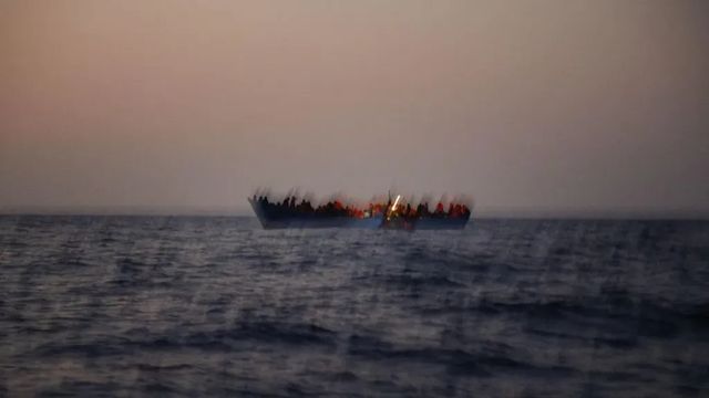 Si capovolge un barcone di migranti, 21 dispersi